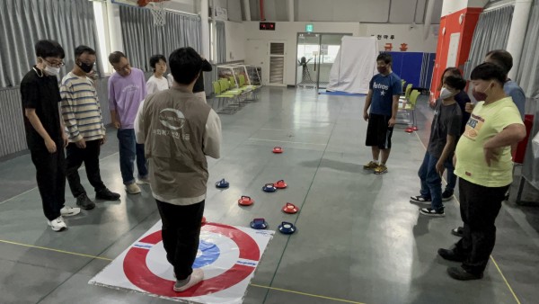 점수 계산하는 방법에 대해 담당자가 설명하고 있는 모습