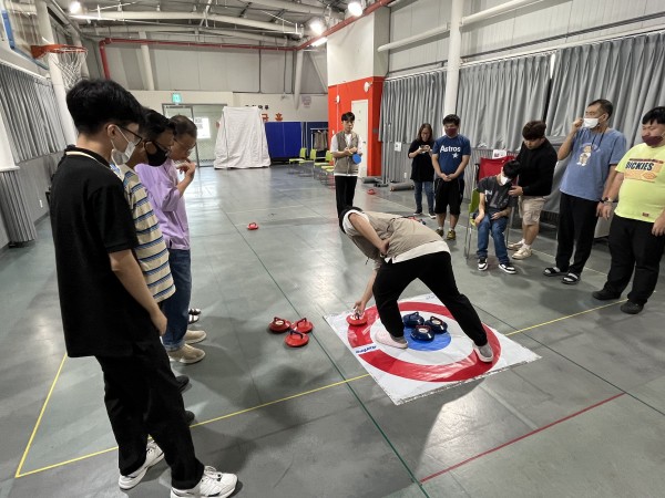 담당자의 설명을 들으며 점수 계산읋 해보는 모습