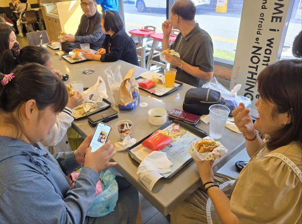 키오스크로 주문한 메뉴를 맛있게 먹고 있는 모습