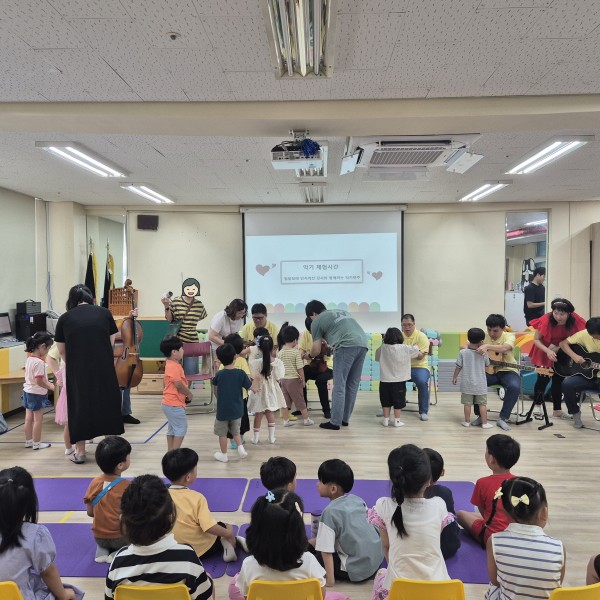 악기체험을 하는 독산초등학교병설유치원