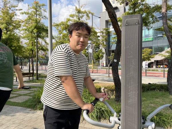 공원에서 운동기구로 운동하는 모습