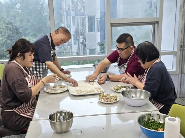 반죽된 재료들을 동그랗게 만드는 모습