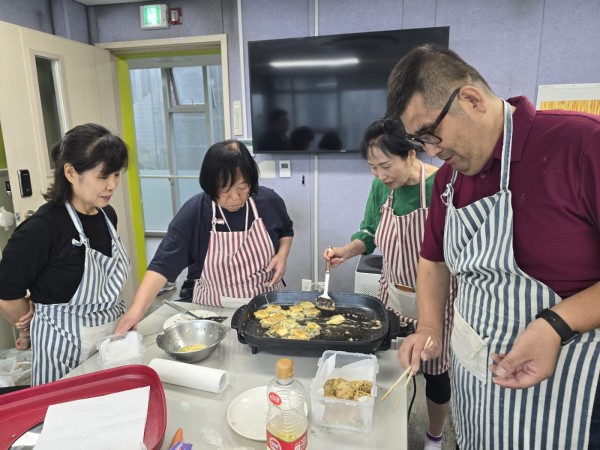 동그랑땡을 부치는 모습