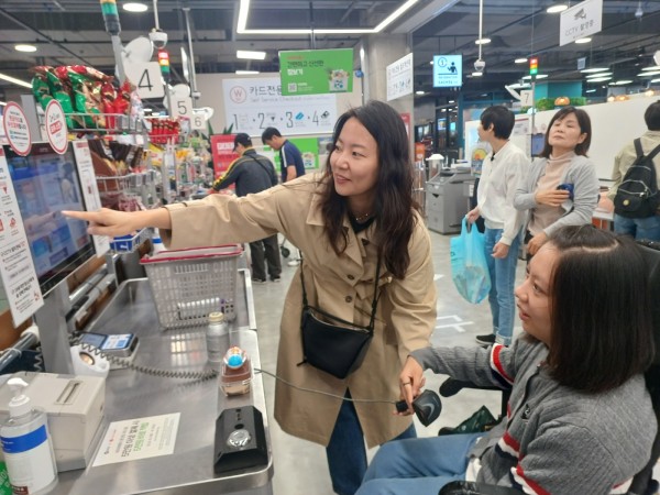 강사님과 같이 간식을 결제하는 모습