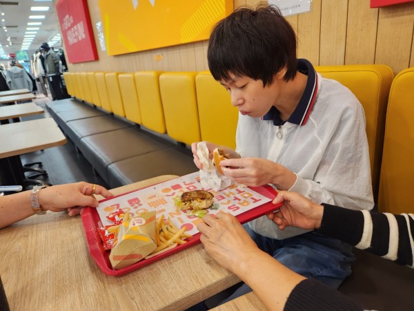 자신이 좋아하는 햄버거를 맛있게 먹기