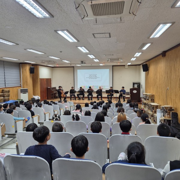 공연에 호응하는 서울금동초등학교