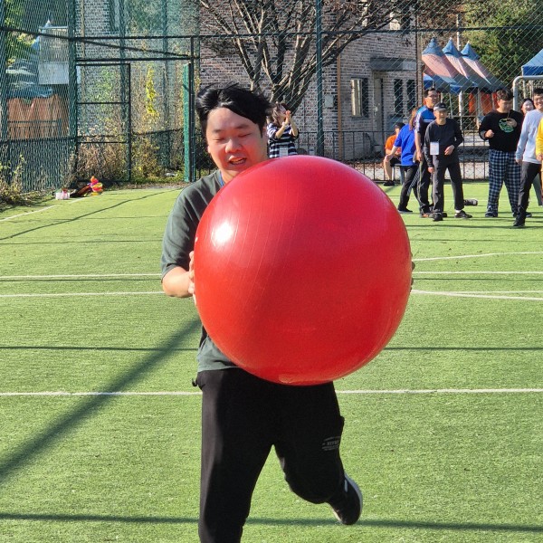 공을 들고 달리는 모습