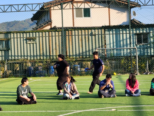 수건 돌리기 게임을 하고 있는 모습