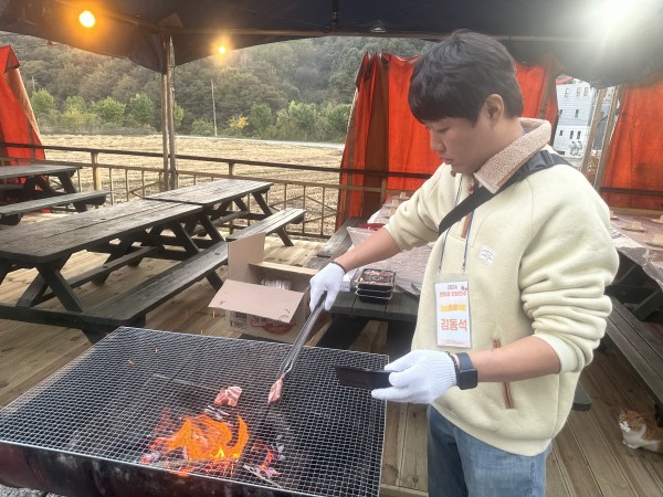 담당자가 고기를 굽고 있는 모습