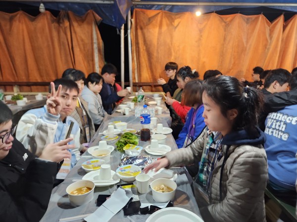 맛있게 저녁을 먹고 있는 모습