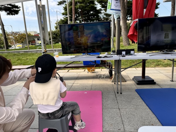 아이들에게 방법을 설명하는 담당자의 모습