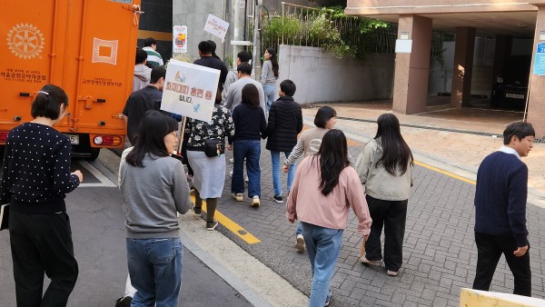 화재대피훈련중 판넬을 들고 대피소까지 신속하게 이동하는 모습