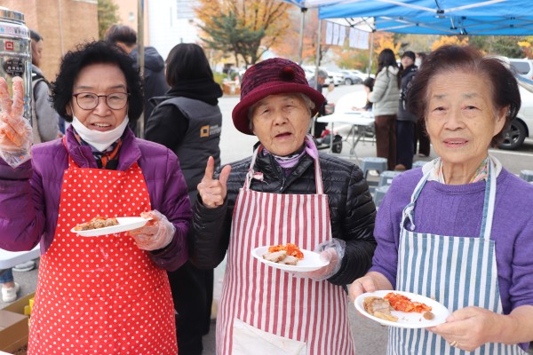 참새스토리에서 김장김치 나눔 활동을 함께해주시는 모습