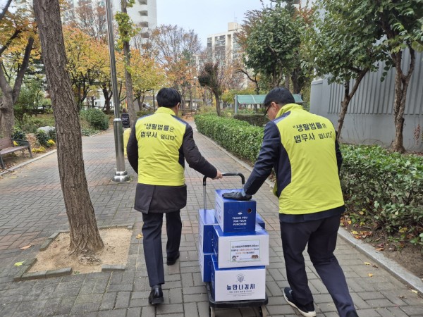 법무사회에서 배달 봉사하는 모습