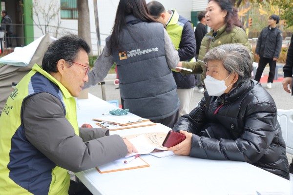 법률 무료 상담 하는 모습