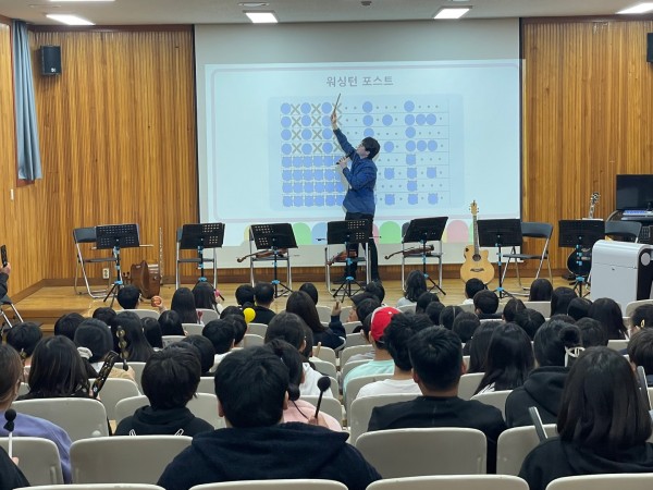 탑동초등학교 아이들과 장애인식개선 강사들이 합주하는 사진