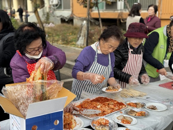 김치와 수육을 나눠주시는 모습