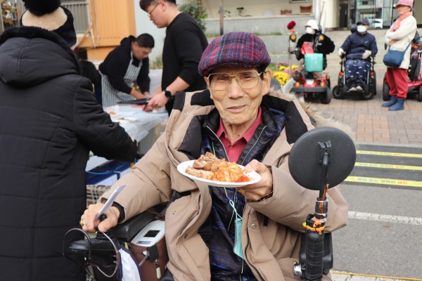 수육과 김치를 맛있게 드시는 모습