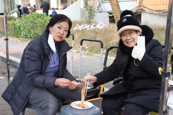 김장김치를 맛보는 모습