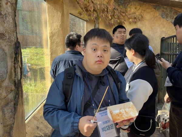 맛있는 간식을 먹으며 사진 촬영