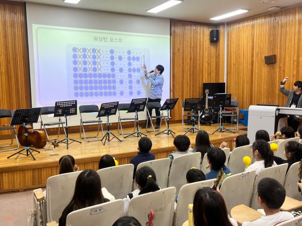 탑동초등학교 친구들과 장애인식개선 강사들이 합주를 하는 모습