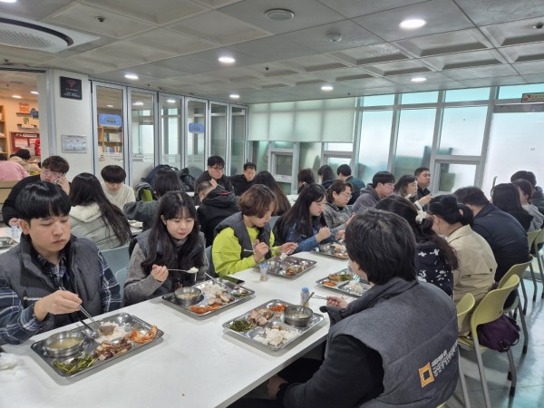 후원해주신 쌀로 맛있게 식사하는 모습