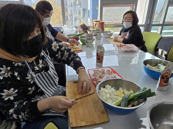 찜닭에 넣을 채소를 자르는 모습