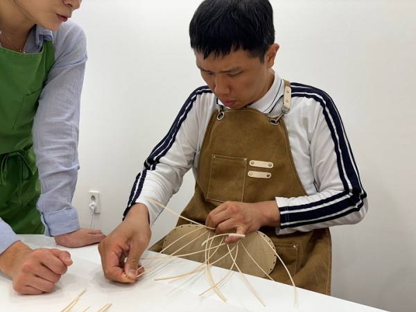 바구니를 만들기 위한 지지대를 만드는 모습