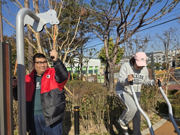 운동기구 사용법을 알고 혼자서 이용하는 모습