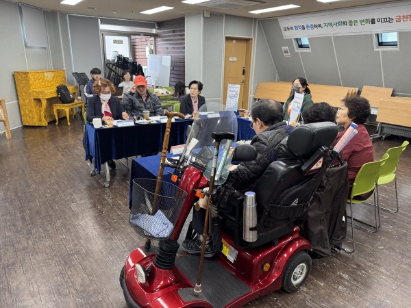 운영위원회의를 통해 운영 결과를 보고받고 있는 사진