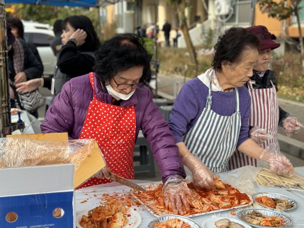 김치를 자르는 모습