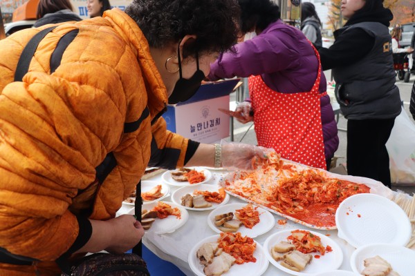 김치와 수육을 담는 모습