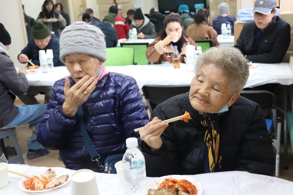 음식을 먹는 지역주민 사진