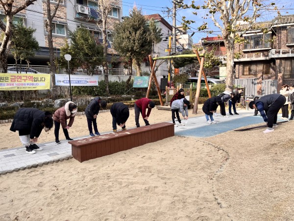 몸을 아래로 쭉쭉 내리는동작