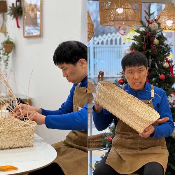 큰 바구니를 만들고 있는 모습과 완성된 작품을 들고 촬영한 모습이 담긴 사진