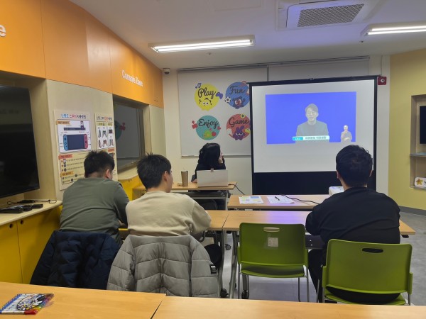 최저 시급 및 부당처우 관련된 교육 영상을 보는 모습