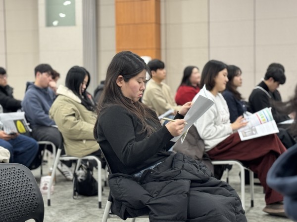 강의자료를 보고 강의를 경청하는 직원의 모습