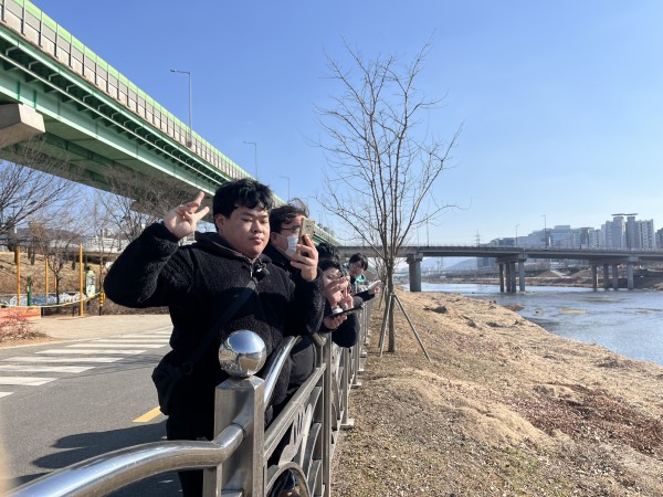 안양천을 구경하고 있는 모습