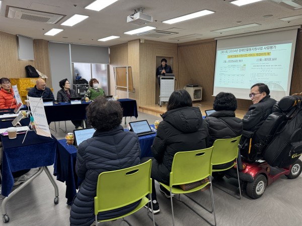 운영위원들이 태블릿 피씨를 활용하여 운영위원회에 참석하고 있는 사진