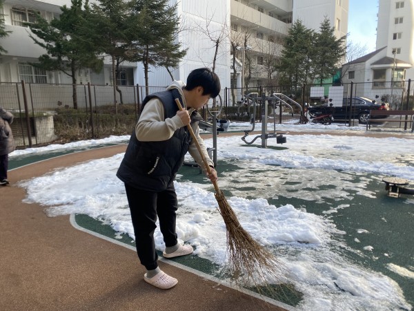 프로그램 진행을 위해 운동장을 정비하는 모습