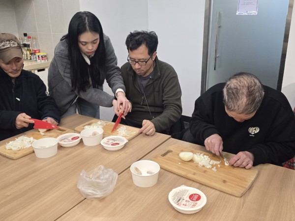 양파 자르는 법을 배우고 있는 모습