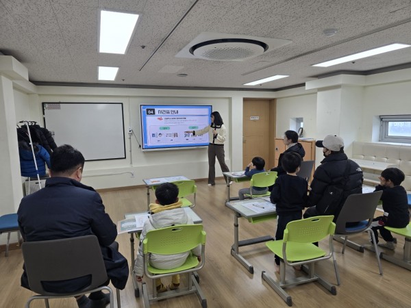 신나는 학교 오리엔테이션을 보호자들에게 담당자가 소개하는 모습