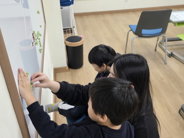 신나는 학교 친구들과 어울려 노는 모습