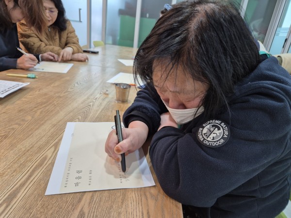 볼펜으로 원하는 활동을 작성하고 있는 모습