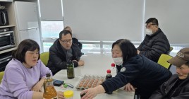 요리 재료를 확인하고 있는 모습
