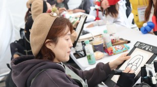 도토리캐리커쳐 봉사자 모습