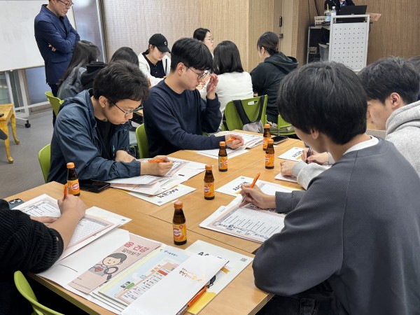 마음건강알아보기 설문지에 참여하는 학생들
