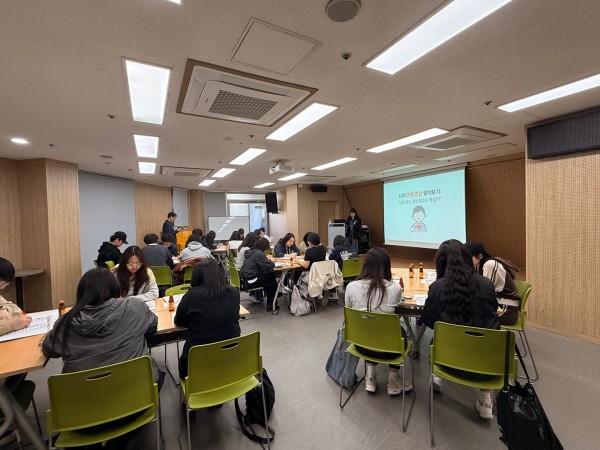 강의에 열중하여 듣는 학생들의 모습