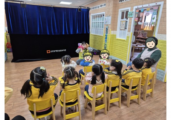 사회복지사가 진행하는 장애이해교육 참여하는 모습