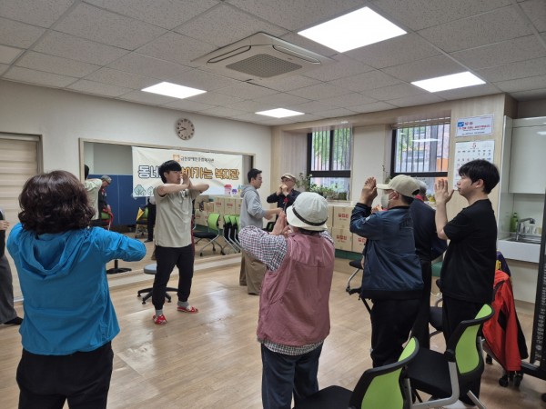 한내마실터에서 운동하는 모습